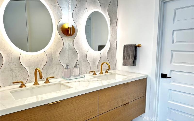 Main bathroom vanity