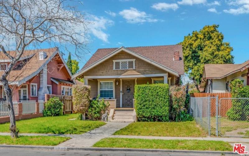 front home - craftsman style bunglaow