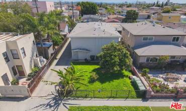 926 S Ford Boulevard, Los Angeles, California 90022, 6 Bedrooms Bedrooms, ,Residential Income,Buy,926 S Ford Boulevard,24380539