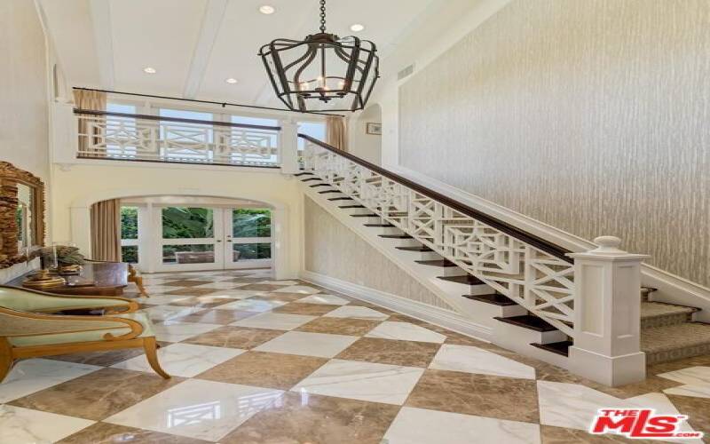 814 N. Bedford - 2sty Entry Foyer