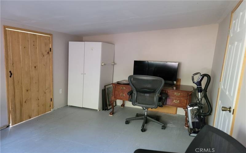 Additional room or office or can be used as a bedroom with direct access to bathroom 2
