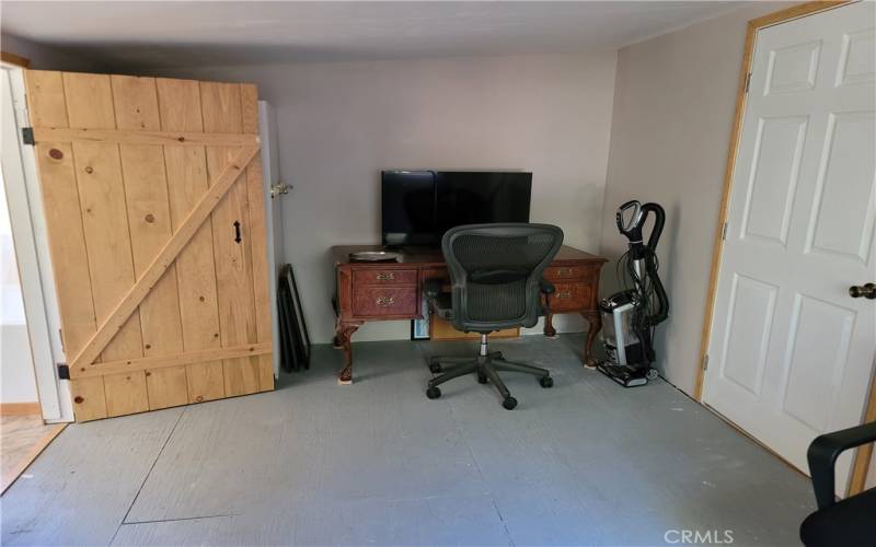 Additional room or office or can be used as a bedroom with direct access to bathroom 2