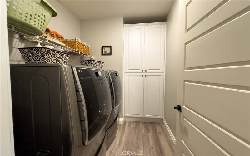 Laundry room & cabinets