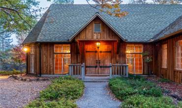 Welcome to Carhart Cottage in Oakhurst, the gateway to Yosemite Nationa Park!