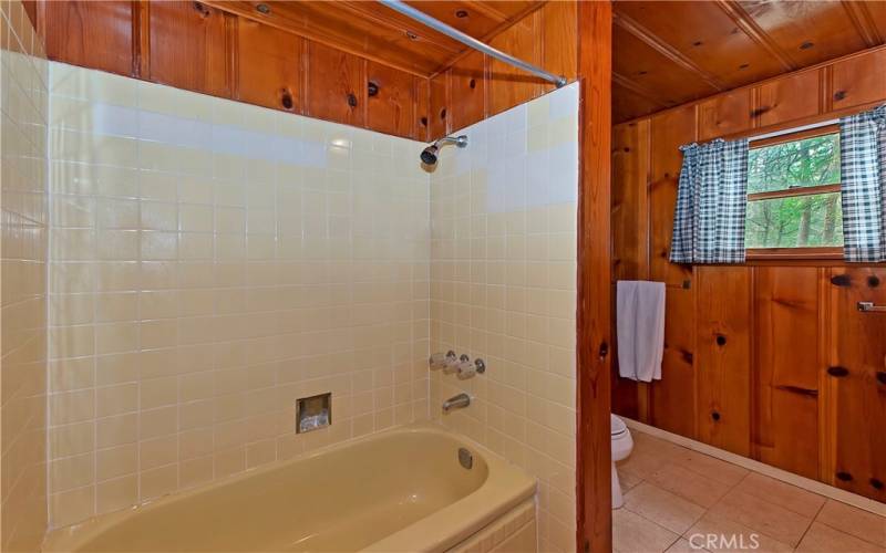 Rare for a cabin!  A large full bathroom