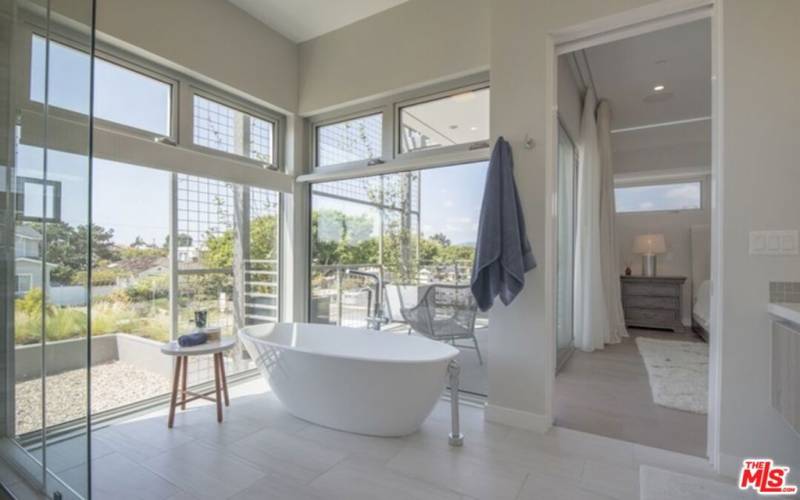 Beautiful Primary bath w/lots of natural light