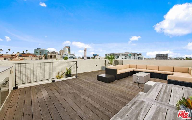 Expansive roof deck