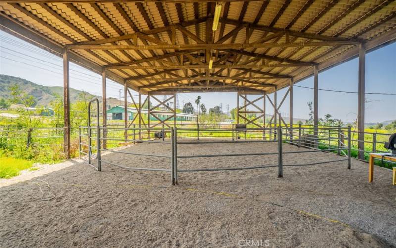 Covered arena/round pen