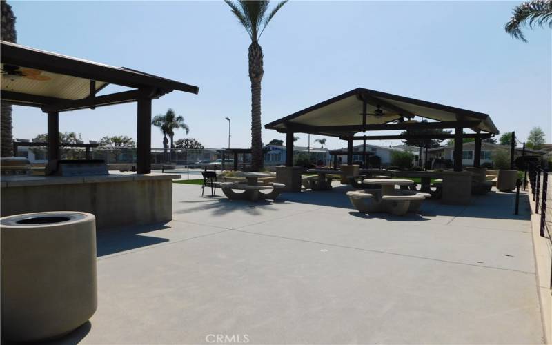 CLUBHOUSE OUTDOOR SEATING