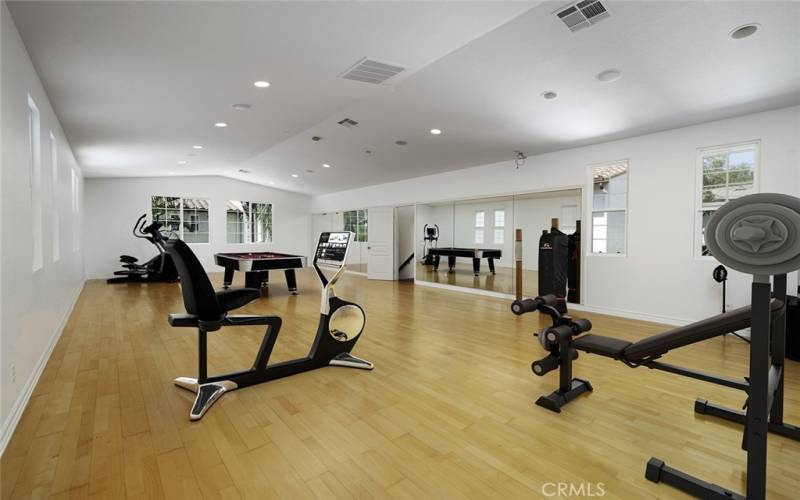 Bonus room has many options as a home gym, home theater, or 2 extra bedrooms.