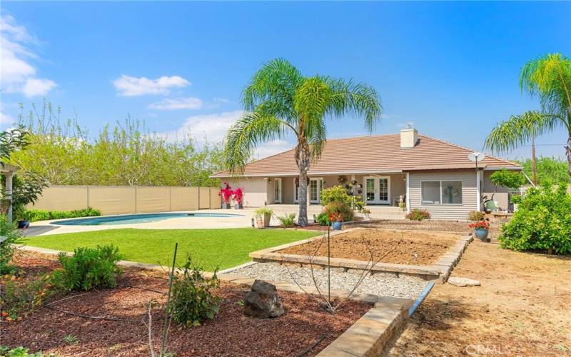 Backyard w garden & firepit area