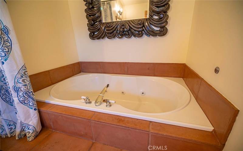 Jetted soaking tub