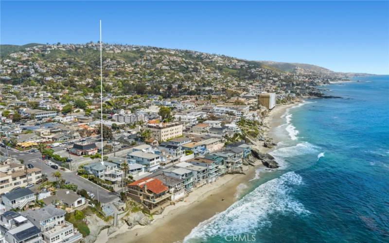 With a coveted address in Laguna Village’s desirable Hip District, this spacious and welcoming home is moments from top restaurants, unique galleries, and renowned Laguna Beach surf spots.