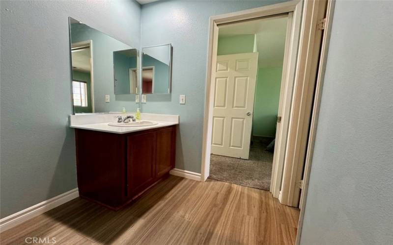 Adjoining full bathroom to bedrooms 3 and 4.