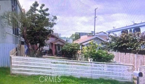 STREET VIEW. IT IS THE LOT IN FRONT OF THE HOUSE. BACK HOUSE HAS ALLEY ACCESS