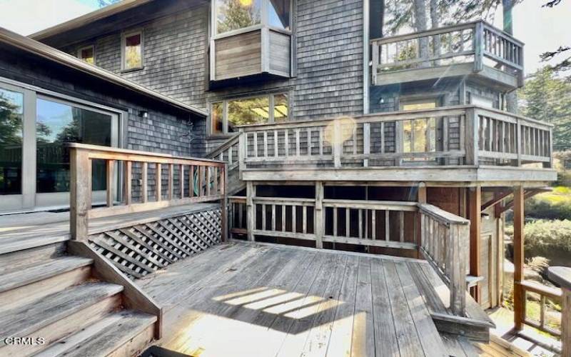 Deck or Balcony on every Level!