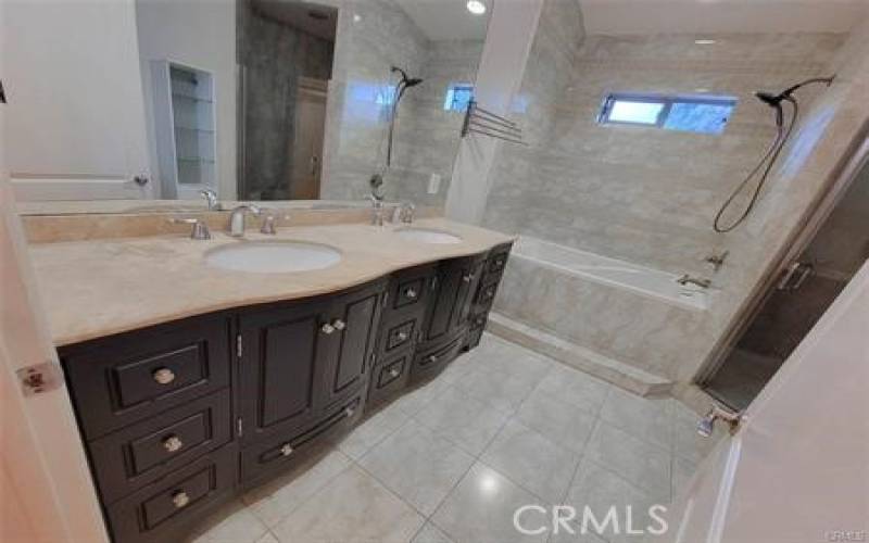 Prime BA w/spa tub, shower, double sink