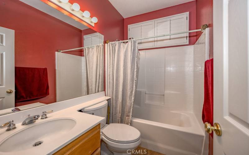 Well outfitted guest bathroom in Saugus CA home for sale.
