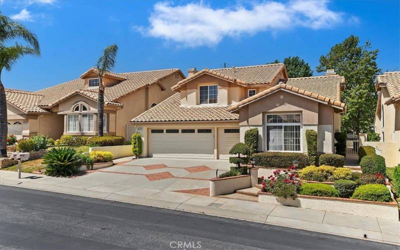 Beautiful Curb Appeal - Brick Inlay on Driveway