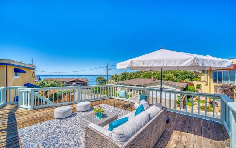 Roof top - mega ocean view - deck. Lounging and parties are sure to happen here.