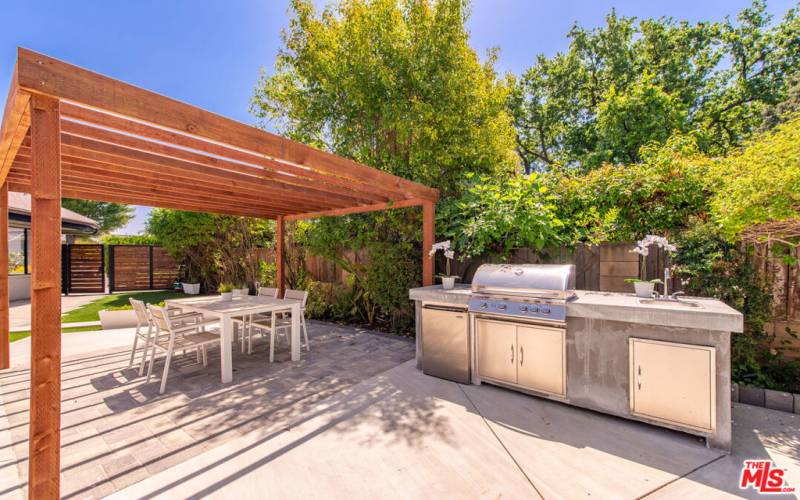 outdoor kitchen / grill and fridge