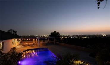 Come and relax in the evening in this wonderful backyard with incredible views.