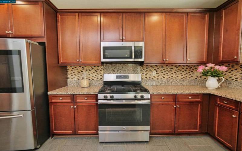 Gas/Oven Stove, Microwave, Refrigerator, Disposal, Dishwasher