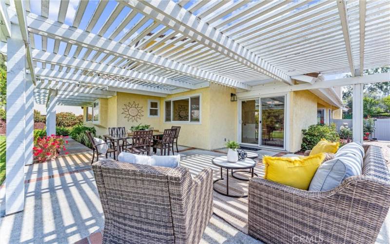 Large lanai area for relaxing or fabulous outdoor gatherings with family and friends.
