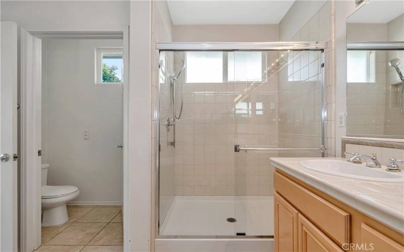 Primary suite bathroom w/oversized shower