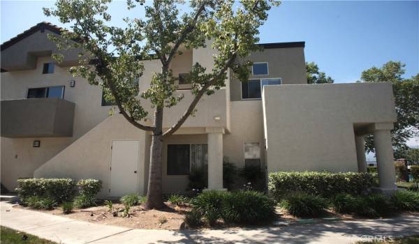 24410 Valle Del Oro #204 in Newhall is a beautiful condo complex built in 1990. The Vistas complex is situated above the surrounding city and has beautiful views all around.