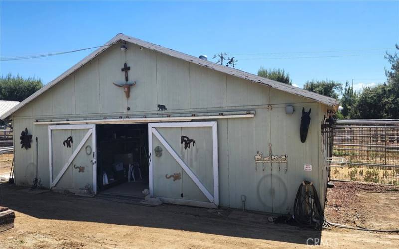 Huge 9 stall horsebarn with office and tack room