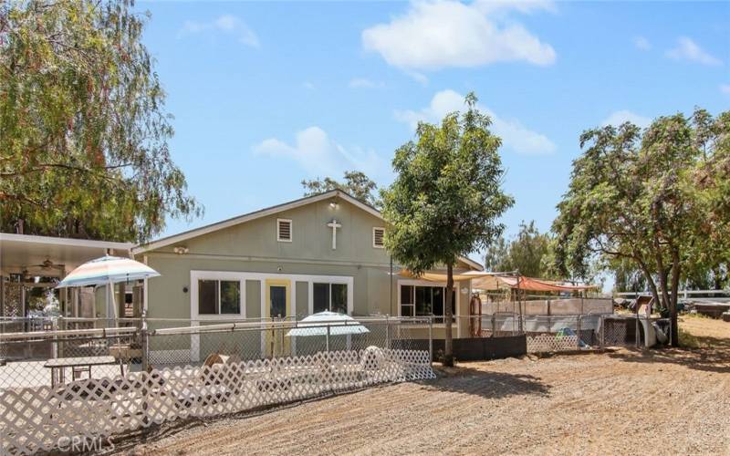 Detached workshop (currently overnight dog suites) with small kitchenette area with sink