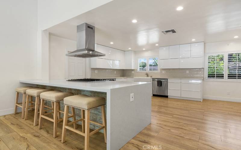 Kitchen and Breakfast bar