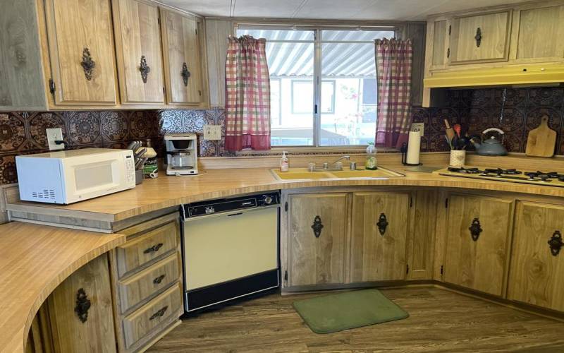 Spacious Kitchen w/Pantry