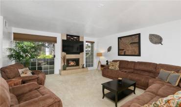 LOVELY  SPACIOUS LIVING ROOM, GAS FIREPLACE AND FRONT PATIO