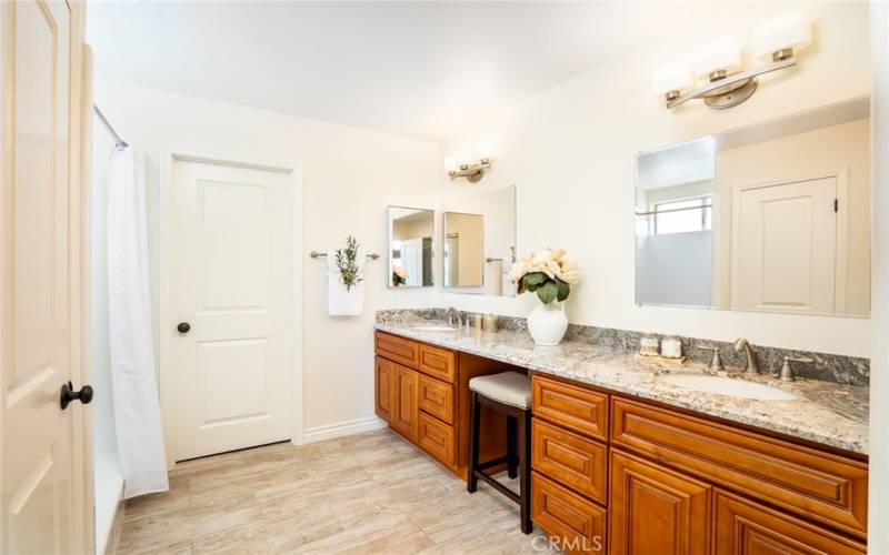 Huge primary bathroom w/dual sinks, walk-in shower, and walk-in closet!