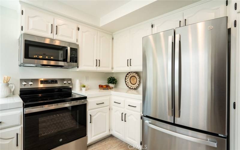 Brand new GE refrigerator, oven, microwave, and dishwasher!