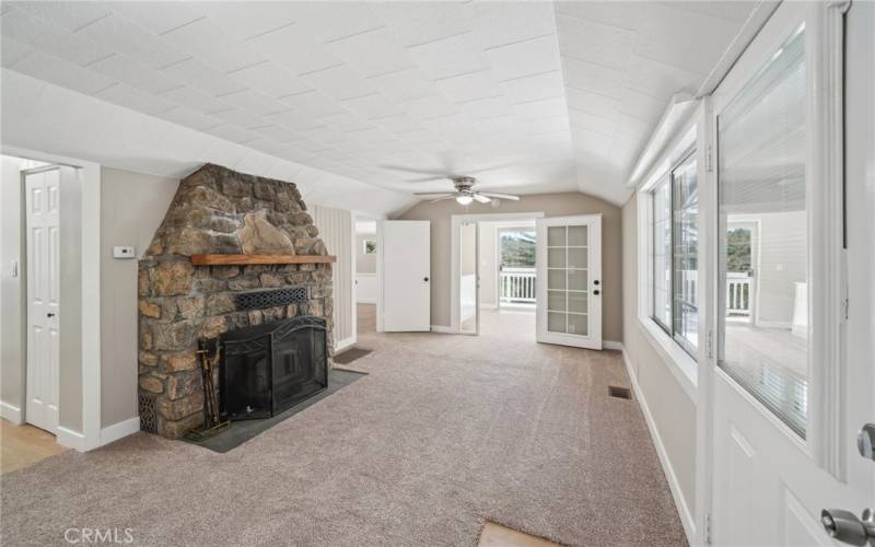 Living room - Find the hidden fossil at the fireplace!