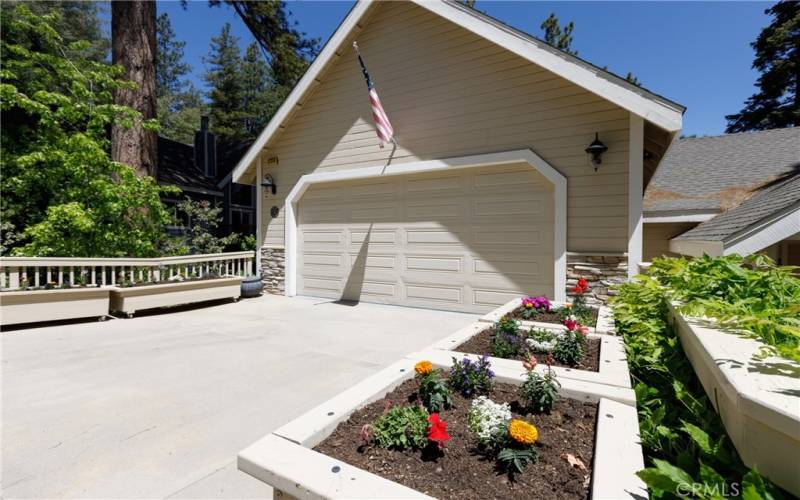 One more look at this wonderful driveway and garage entry