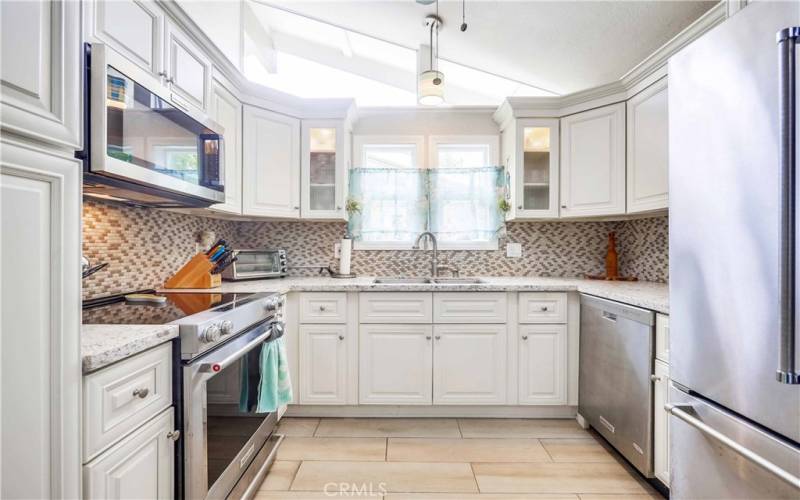 Spacious and bright, with stainless steel Kitchen Aid appliances