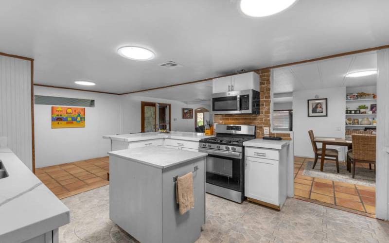 Kitchen blend with dining room