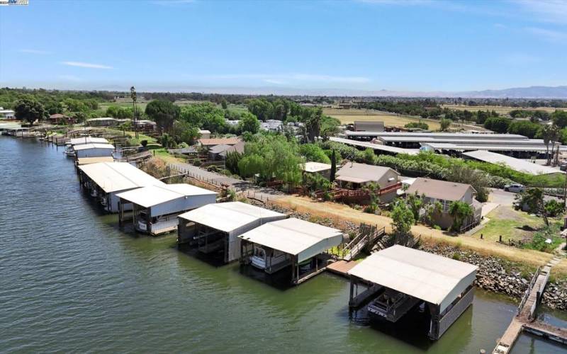 Has 6 boat docks (4 Covered)