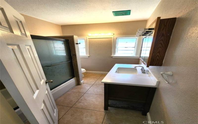 Hallway bathroom for guests; with tub!