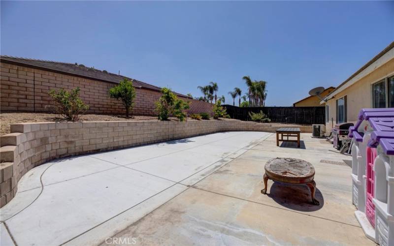 Large backyard with a retainer wall for your greenery!