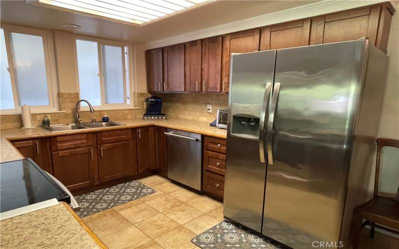Stainless appliances, newer cabinets