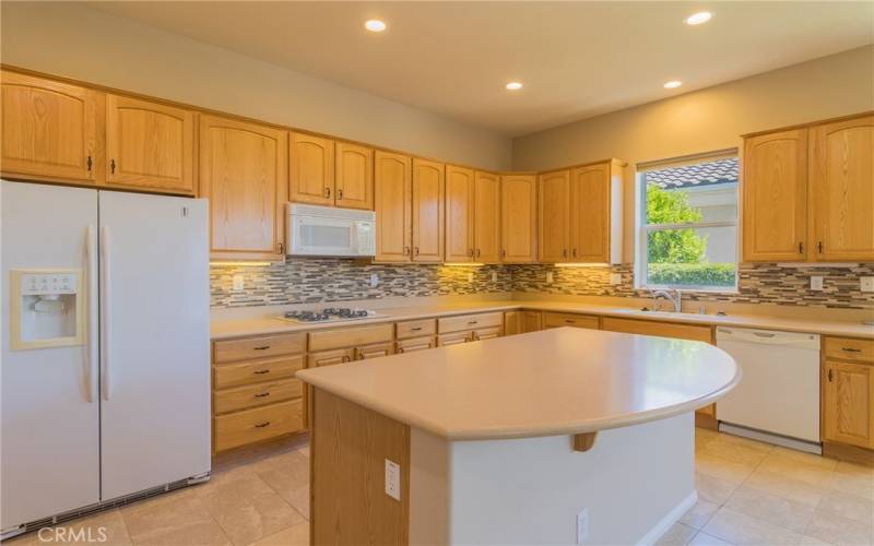 Kitchen with island/breakfast bar.