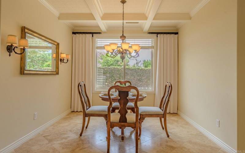 Dining room w/tray ceiling