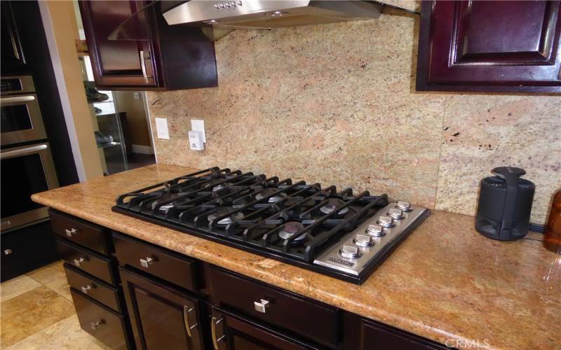 Six Burner Cooktop & this Gourmet Kitchen is ready for you.