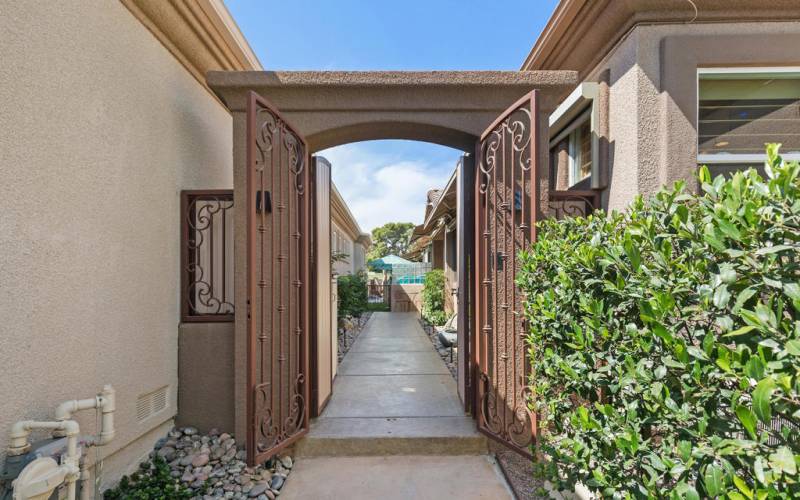 75723 Heritage - Courtyard Entry