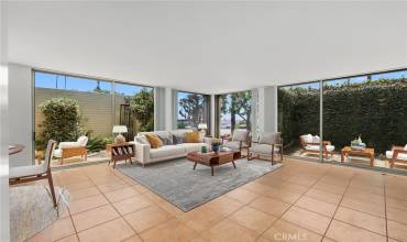 Digitally staged - living room / terraces